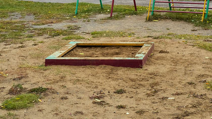 Специалисты предложили кемеровчанам за свой счет поставить детскую площадку взамен демонтированной