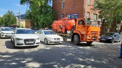 Владельцы элитных авто в Кемерове заблокировали проезд спецтехники