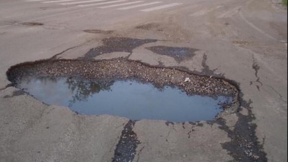 Жители кузбасского города сравнили состояние дорог с последствиями бомбежки