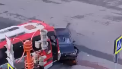 Машина влетела в пассажирский автобус в кузбасском городе