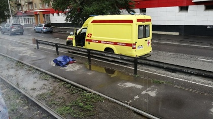 Кемеровчане обнаружили труп на трамвайной остановке