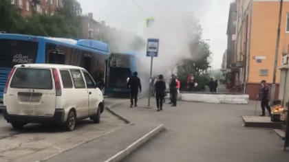 "Загоревшийся" автобус попал на камеру в Новокузнецке