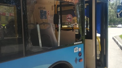 Камень разбил стекло автобуса с пассажирами в Новокузнецке