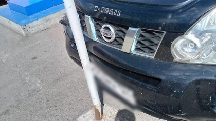 Автомобиль врезался в дорожный знак в Кемерове