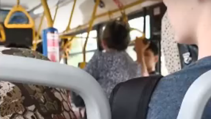 Пассажирка автобуса набросилась на кондуктора с кулаками в Новокузнецке