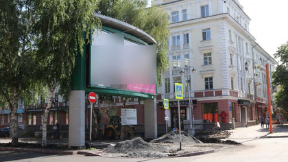 Власти демонтируют рекламный баннер в центре Кемерова