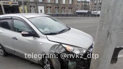 Иномарка врезалась в столб из-за торчащего бордюра в Новокузнецке