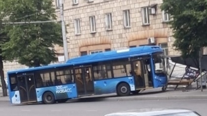 Автобус снес остановку в Новокузнецке
