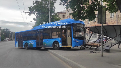Покинувший автобус водитель спровоцировал ДТП в центре Новокузнецка