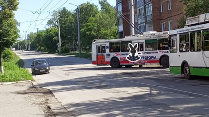 Легковушка влетела в троллейбус в кузбасском городе