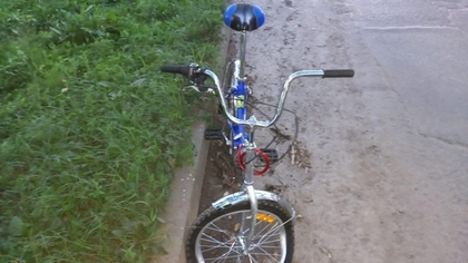 Велосипедист с ребенком попал под колеса автомобиля в Биробиджане