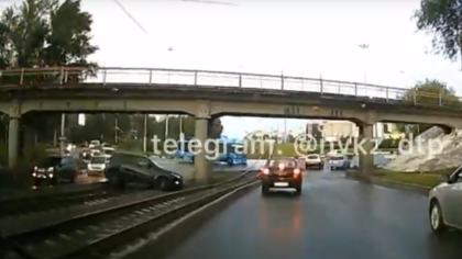 Момент аварии с вылетевшей на рельсы иномаркой в Новокузнецке попал на видео