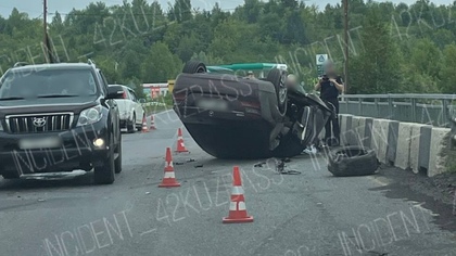 Автомобиль перевернулся в кузбасском поселке