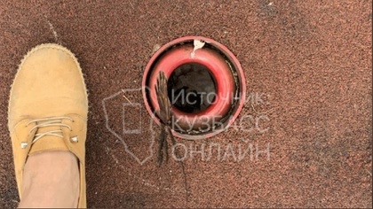 Ребенок в Новокузнецке провалился в дыру на детской площадке