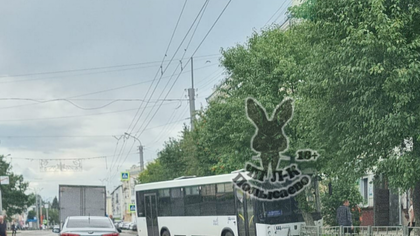 Пассажирский автобус снес ограждение в кузбасском городе