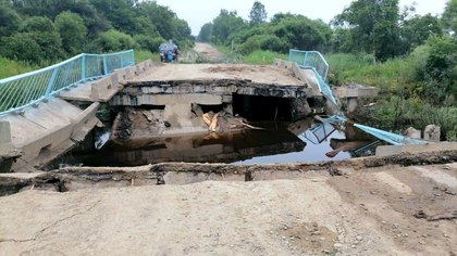 Мост на трассе обрушился в Приморье