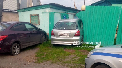 Пьяная женщина на иномарке снесла забор у дома в Новокузнецке