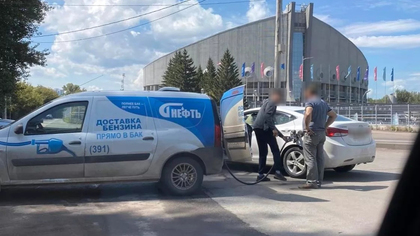 Красноярцы незаконно торговали бензином из машины в центре города