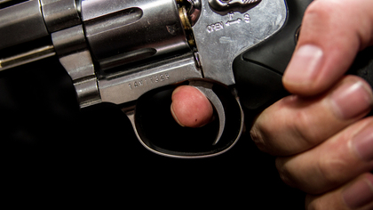 Защищавший жену петербуржец выстрелил в двоих подростков