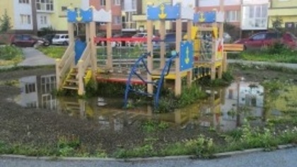 Утопшая в грязи детская площадка возмутила жителей кузбасского города