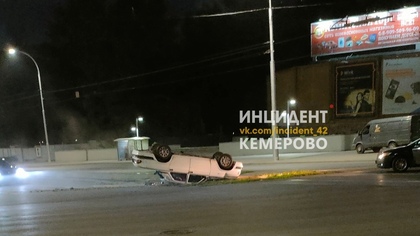 Легковушка перевернулась в результате ДТП в Кемерове