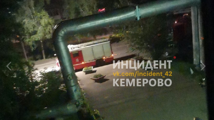 Пожарные съехались к кемеровскому общежитию