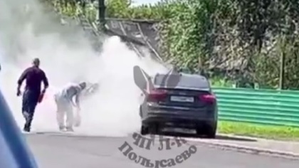 Автомобиль вспыхнул посреди улицы в кузбасском городе