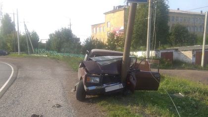 Шесть человек пострадали при наезде ВАЗа на столб в Кузбассе