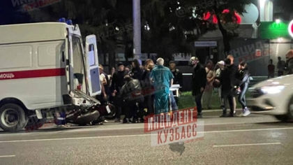 Мотоциклист сбил пешехода в Кемерове: пострадали три человека