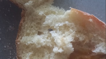 Жительница Кузбасса нашла в булочке неприятную "добавку"