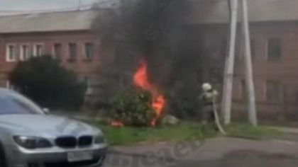 Автомобиль загорелся в кузбасском городе на глазах у прохожих