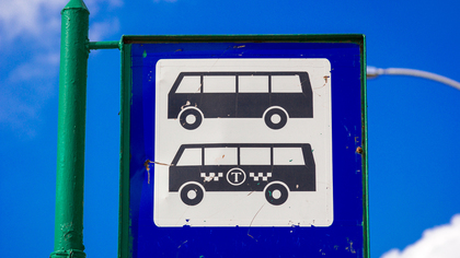 Соцсети: коммунальщики сломали автобусную остановку в кузбасском городе