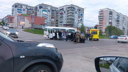 Автобус столкнулся с иномаркой в Кузбассе: есть пострадавшие
