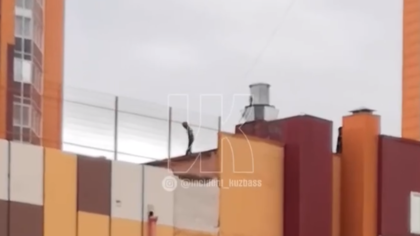 Кемеровские дети устроили "перестрелку" камнями на крыше парковки