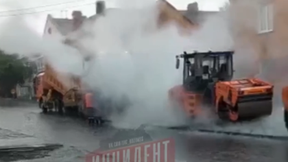 Укладка асфальта в дождь возмутила жителей кузбасского города