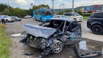 Легковушка протаранила инкассаторскую машину в Новокузнецке