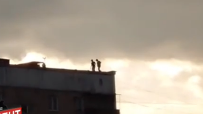 Свободно разгуливающие по крыше многоэтажки дети шокировали новокузнечан