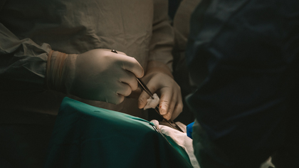 Курганский хирург бросил скальпель в коллегу во время операции