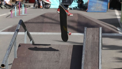 Бегавшая по кемеровскому скейт-парку девочка сломала ногу