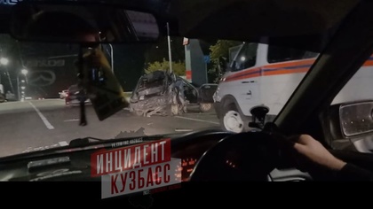 Машина превратилась в груду металла на выезде из Кемерова
