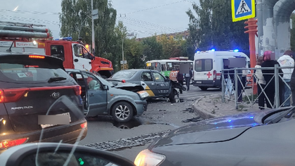 Два человека пострадали в ДТП с такси на кемеровском перекрестке