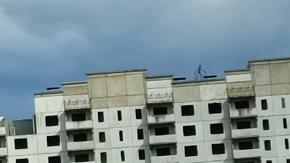 Житель Подмосковья сделал фото "устрашающей" фигуры на крыше