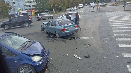 Две легковушки столкнулись на кемеровском перекрестке