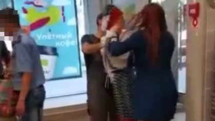 Драка кемеровчанки с сотрудником супермаркета попала на камеру