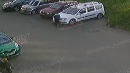 Царапающий машины ребенок в Кемерове попал на видео