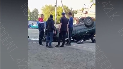 Легковушка перевернулась в результате ДТП в Ленинске-Кузнецком