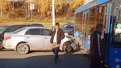 Иномарка протаранила пассажирский автобус в Новокузнецке