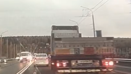 Момент столкновения грузовика с легковушкой на кемеровском мосту попал на видео