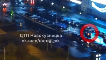 Момент ДТП у торгового центра в Новокузнецке попал на камеру