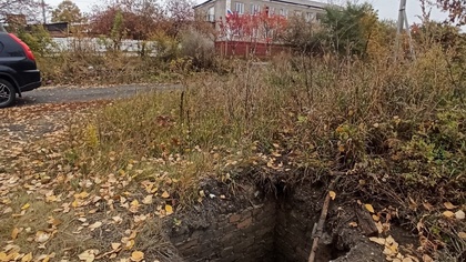 Огромная яма рядом со школой напугала кузбассовцев